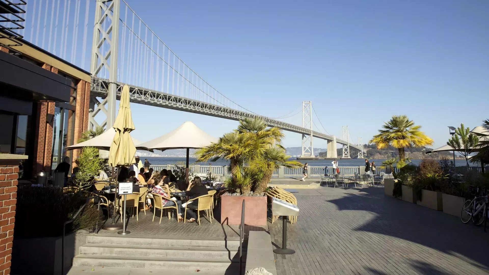 Les convives profitent d'un repas le long du front de mer de San Francisco.