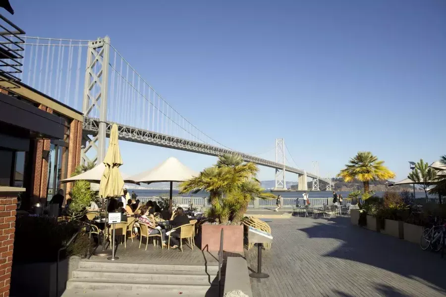 Die Gäste genießen eine Mahlzeit entlang der Uferpromenade von San Francisco.