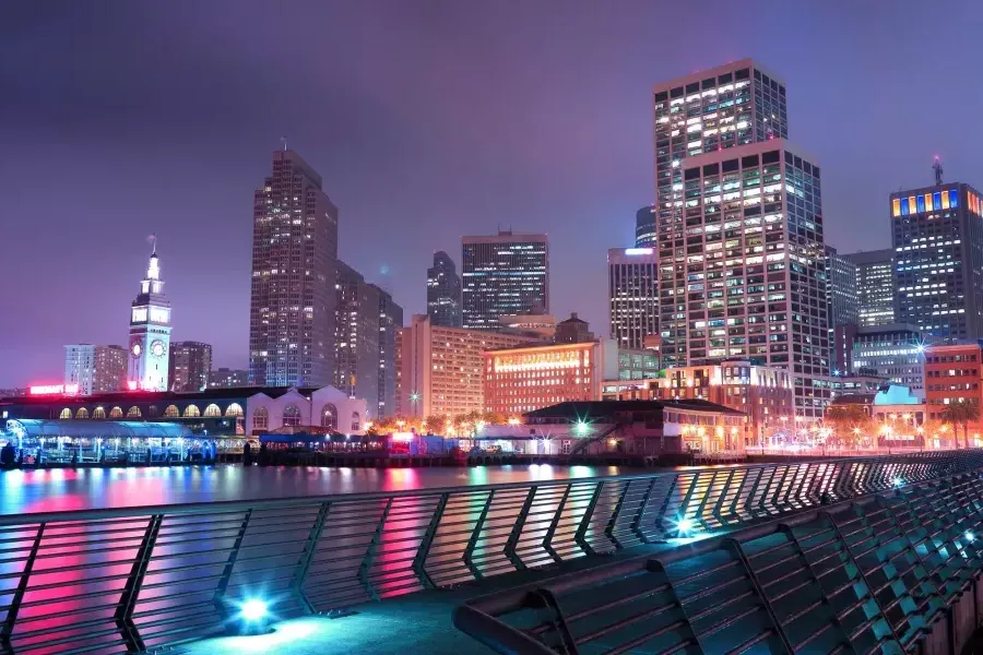 O Embarcadero de São Francisco é iluminado à noite em uma variedade de cores pastéis.